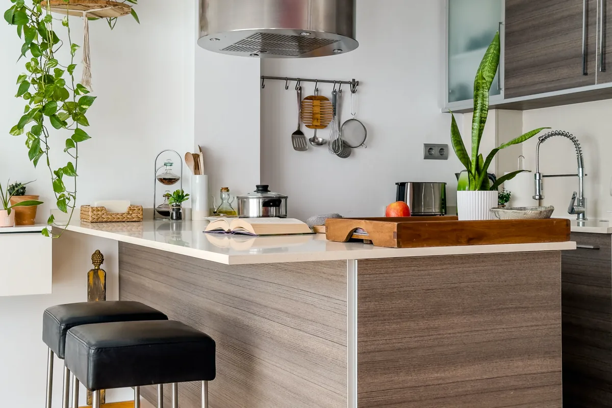 Cocina americana luminosa fotografiada para anuncio inmobiliario en Barcelona